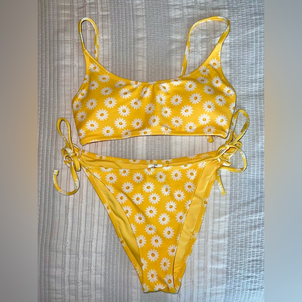 Forever 21 Daisy Yellow Bikini 🌼🌼🌼